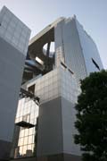 Město Osaka. Je plné supermoderní architektury. Příkladem může být Floating Garden Observatory (Umeda Sky Building). Japonsko.