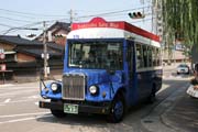 Turistick autobus v msteku Kanazawa. Japonsko.