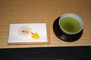Občerstvení v japonská čajovna. Zahrada Kenroku-en, Kanazawa. Japonsko.