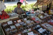 Ranní trh Janya-mae a pouliční prodejkyně ve městě Takayama. Japonsko.