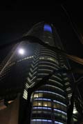 Noční Roppongi Hills Mori Tower, Tokio. Japonsko.