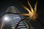 Noční Roppongi Hills Mori Tower, Tokio. Japonsko.
