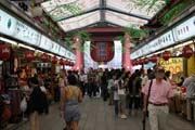 Příchod ke chrámu Senso-ji ve čtvrti Asakusa, Tokio. Japonsko.