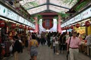 Pchod ke chrmu Senso-ji ve tvrti Asakusa, Tokio. Japonsko.