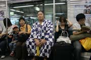 Právě začal turnaj sumo. Sumo zápasníky můžete potkat i v metru. Tokio. Japonsko.