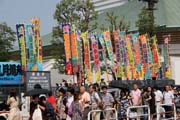 Před halou, kde se koná turnaj sumo. Hala se nazývá Ryogoku Kokugikan. Tokio. Japonsko.