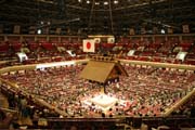 Uvnitř haly, kde se koná turnaj sumo. Hala se nazývá Ryogoku Kokugikan. Tokio. Japonsko.