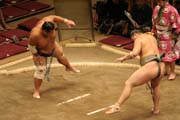 Zápas sumo během turnaje sumo. Tokio. Japonsko.