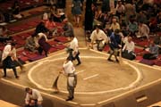 Příprava sumo zápasiště. Tokio. Japonsko.