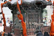 Tsurugaoka Hachiman-gu Shrine Reitaisai (Každoroční Festival) svatyně Tsurugaoka Hachiman-gu. Mikoshi (přenosný oltář). Město Kamakura. Japonsko.