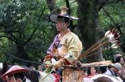 Tsurugaoka Hachiman-gu Shrine Reitaisai (Kadoron Festival) svatyn Tsurugaoka Hachiman-gu. Tento den se kon Yabusame - tradin japonsk lukostelba z kon. Msto Kamakura. Japonsko.