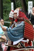 Tsurugaoka Hachiman-gu Shrine Reitaisai (Kadoron Festival) svatyn Tsurugaoka Hachiman-gu. Tento den se kon Yabusame - tradin japonsk lukostelba z kon. Msto Kamakura. Japonsko.