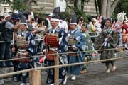 Tsurugaoka Hachiman-gu Shrine Reitaisai (Kadoron Festival) svatyn Tsurugaoka Hachiman-gu. Tento den se kon Yabusame - tradin japonsk lukostelba z kon. Msto Kamakura. Japonsko.