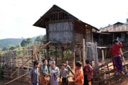 Ve vesnici etnika Akha, okol msta Kengtung. Myanmar (Barma).