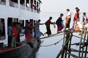 Nastupování po úzkém prkně není žádný med. Vládní ferry jezdící na trase Sittwe - Mrauk U. Myanmar (Barma).