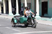 Staré motorky se sajtkárou jsou často k vidění, Las Tunas. Kuba.