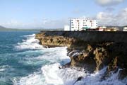 Malecón ve městě Baracoa. Kuba.