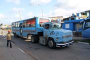 Náklaďák jako městský autobus, Baracoa. Kuba.