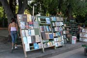 Prodej knih na nmst Plaza de Armas, Havana Vieja. Kuba.