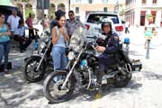 Policisté na svých motorkách, stará Havana (Habana Vieja). Kuba.