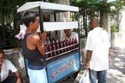 Pouliční občerstvení, stará Havana (Habana Vieja). Kuba.
