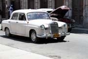 Starý Mercedes-Benz, centrální Havana (Centro Habana). Kuba.