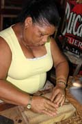 Výroba doutníků, Real Fabrica de Tabacos Partagás, centrální Havana (Centro Habana). Kuba.