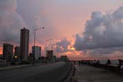 Západ slunce nad Malecónem, Havana. Kuba.