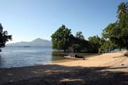 Pláž Pangalisan, ostrov Bunaken. Sulawesi, Indonésie.