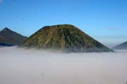 Gunung Bromo v rannch mracch. Indonsie.