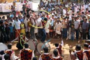 Thaipooya Mahotsavam Festival - tančení doprování hlasitá hudba. Indie.