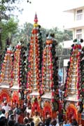 Thaipooya Mahotsavam Festival a ambalakkavadi - vysoký a bohatě dekorovaný model chrámu, kteří nesou na ramenou muži a tančí s ním. Chrám Sree Maheswara Temple v Koorkancheri ve městě Thrissur, Kerala. Indie.
