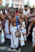 Pakalpooram pokračuje na ulici Durban Hall Rd, Ernakulam Shiva Temple Festival (Ernakulathappan Uthsavam). Ernakulam, Kerala. Indie.