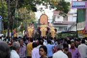 Pakalpooram (proces slon) pokrauje na ulici Durban Hall Rd, Ernakulam Shiva Temple Festival (Ernakulathappan Uthsavam). Ernakulam, Kerala. Indie.