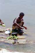 Příprava jídla na břehu řeky Tsiribihina. Madagaskar.
