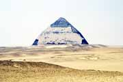 Sklon�n� pyramida v Dashuru. Egypt.