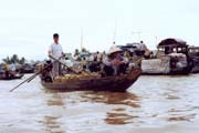 Život na vodě v Mekong deltě. Vietnam.