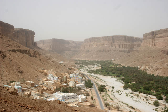 Pohled na vesnici Al-Khurayba na konci Wadi Do'an. Jemen.