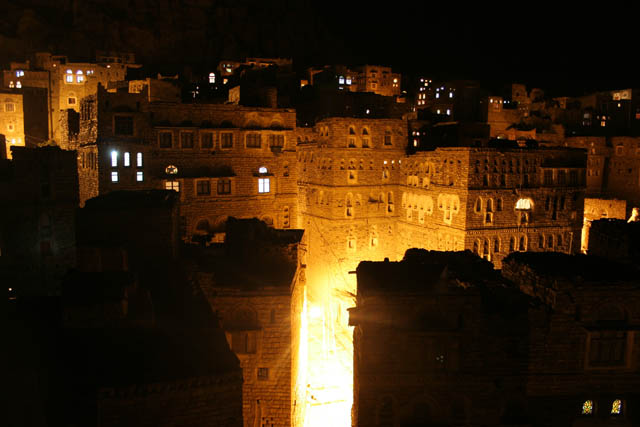 Vesnice Thilla (Thula) v noci. Jemen.